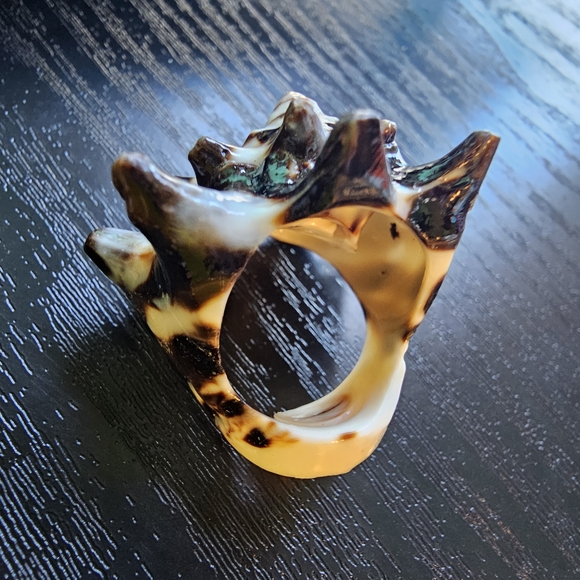 Carved Natural Shell Ring Brown and Cream Women's Appx Size 7 - Picture 2 of 9